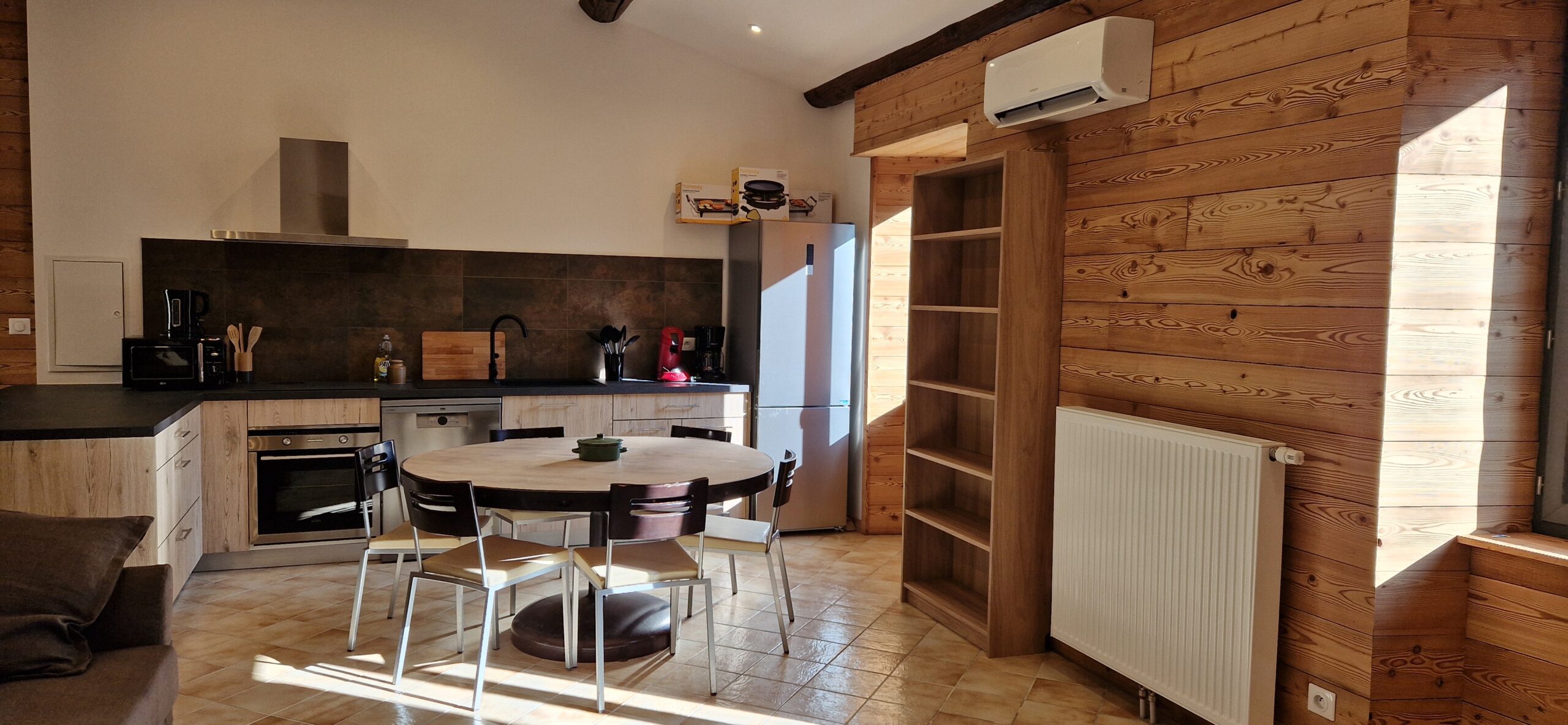 coin-cuisine-equipee-salon-gite-le-sapin-accueil-groupes-en-ardeche-buisson-mahun-07