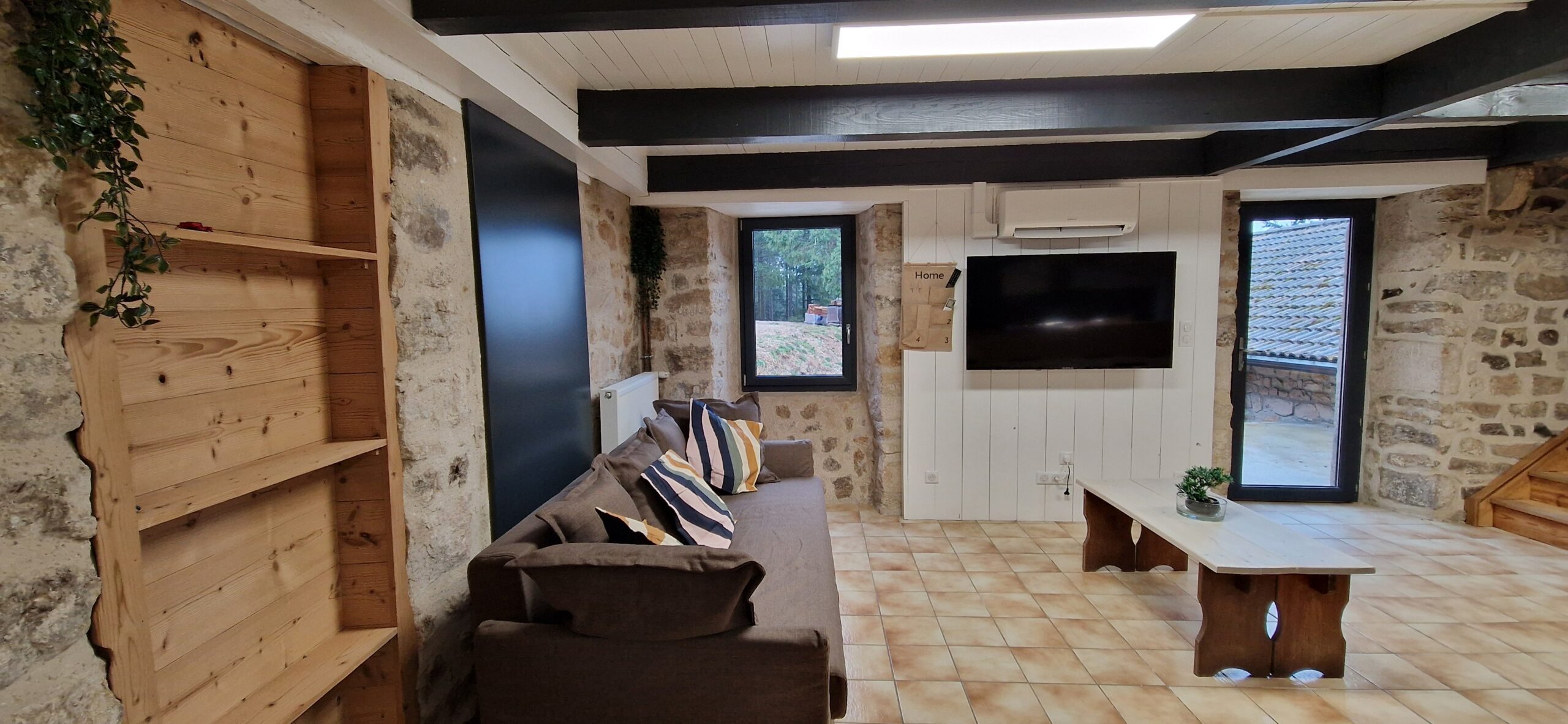 coin-salon-TV-salle-commune-gite-cepe-et-sapin-bouissou-du-mahun