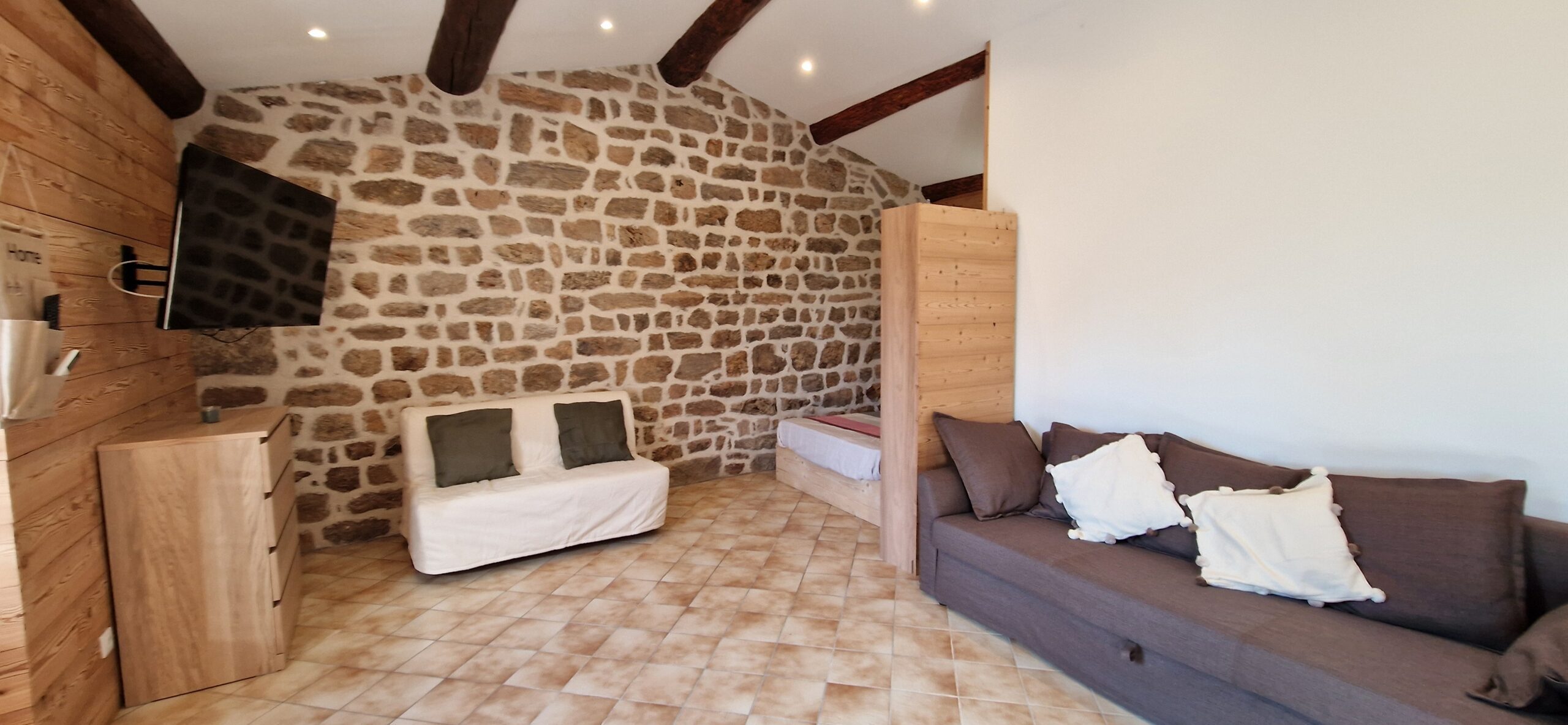 coin-salon-detente-canape-convertible-tv-gite-le-sapin-accueil-groupes-en-ardeche-buisson-mahun-07
