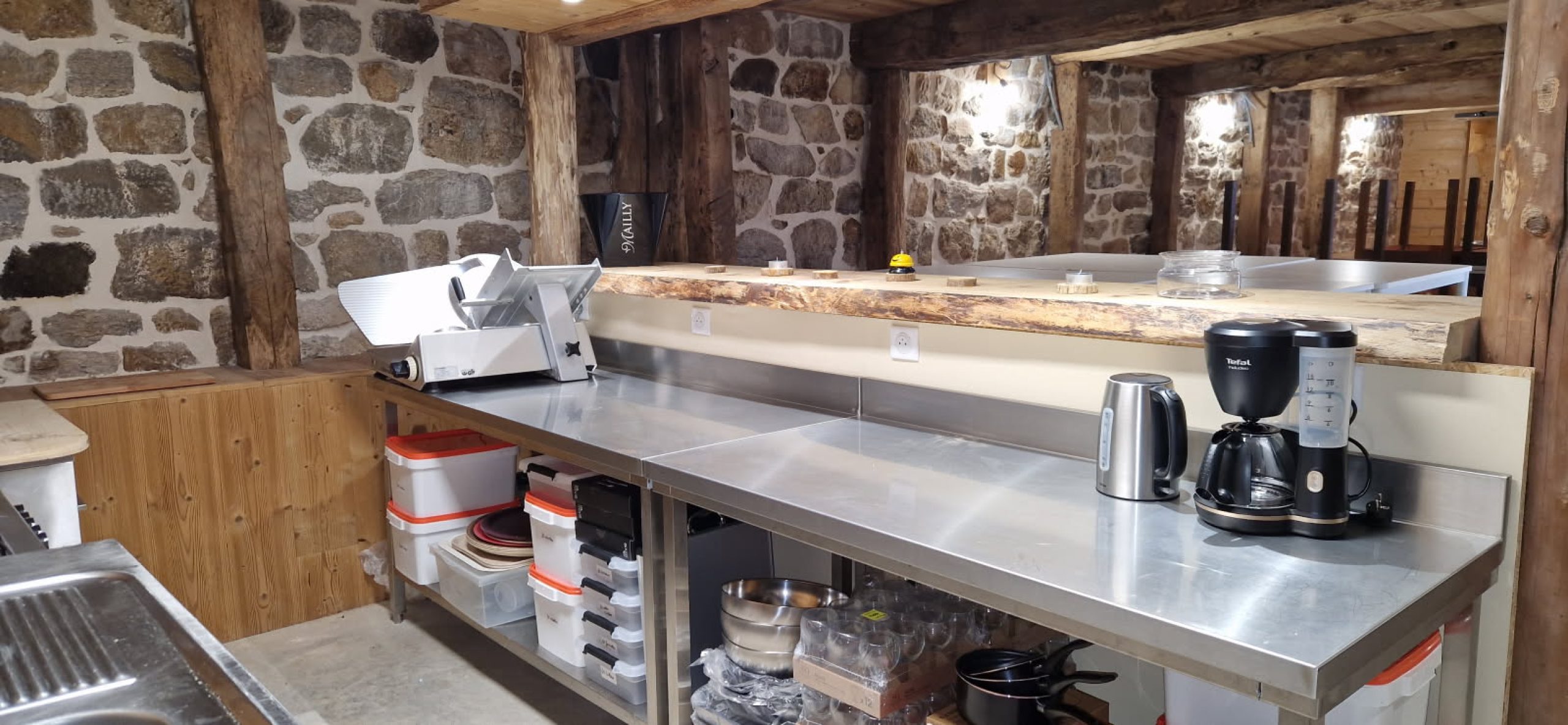 cuisine-equipee-cafetiere-salle-reception-fetes-anniversaire-mariage-la-source