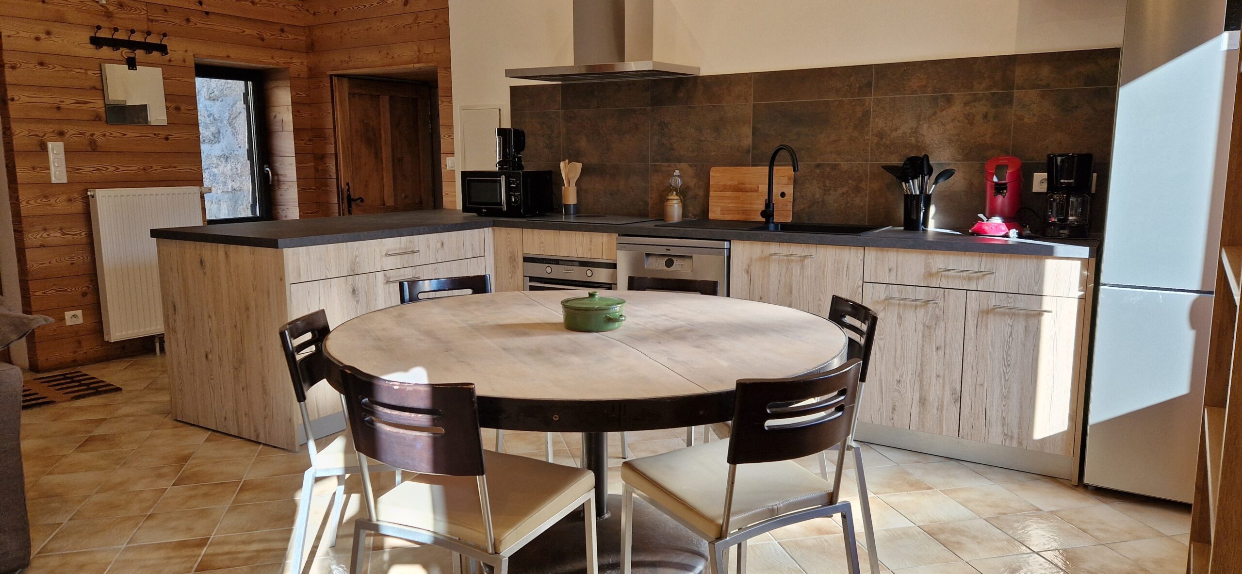 cuisine-et-acces-au-chambre-gite-le-sapin-accueil-groupes-en-ardeche-buisson-mahun-07