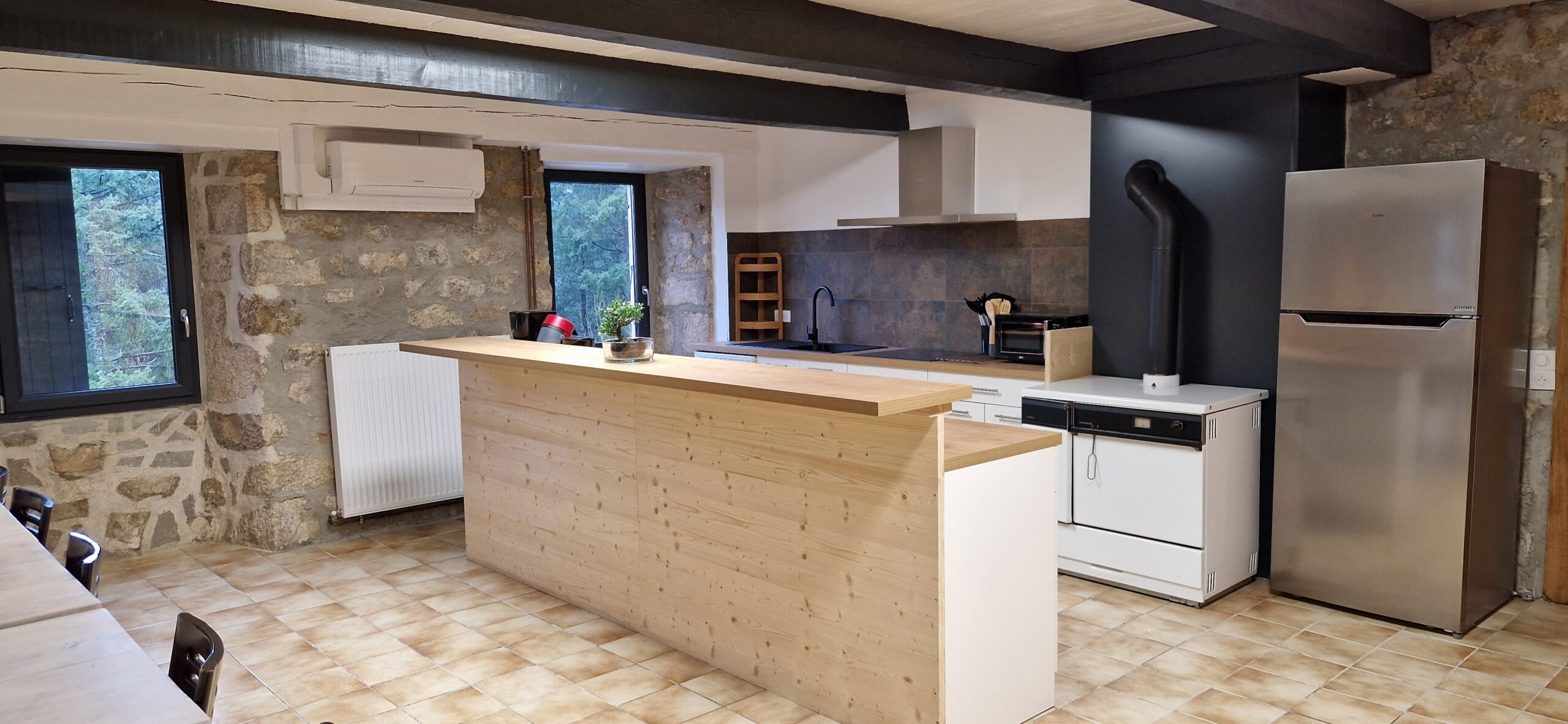 cuisine-salle-commune-gite-cepe-et-sapin-bouissou-du-mahun