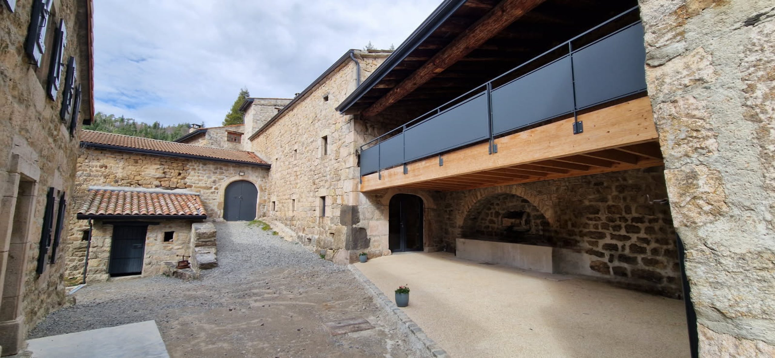 exterieur-et-cour-salle-reception-fetes-anniversaire-mariage-la-source