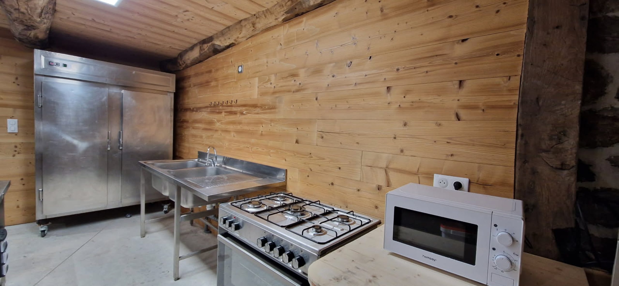 frigo-cuisine-micro-ondes-cuisine-equipee-salle-reception-fetes-anniversaire-mariage-la-source