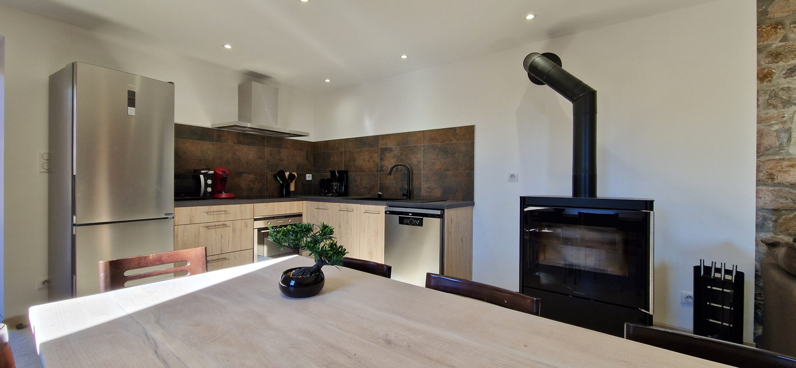 gite-la-chataigne-espace-commun-cuisine-poele-a-bois