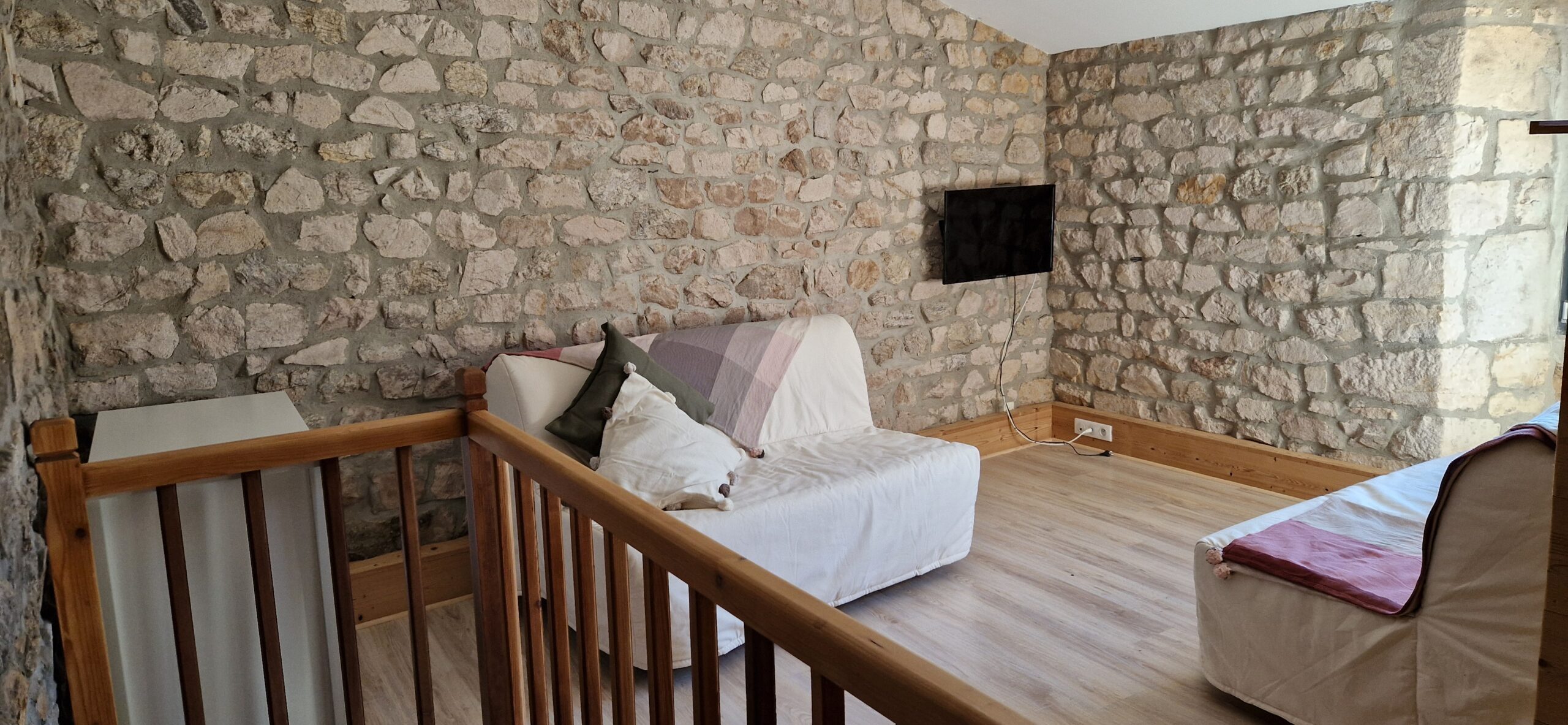 gite-la-chataigne-espace-detente-etage-ecran-plat-tv-canape