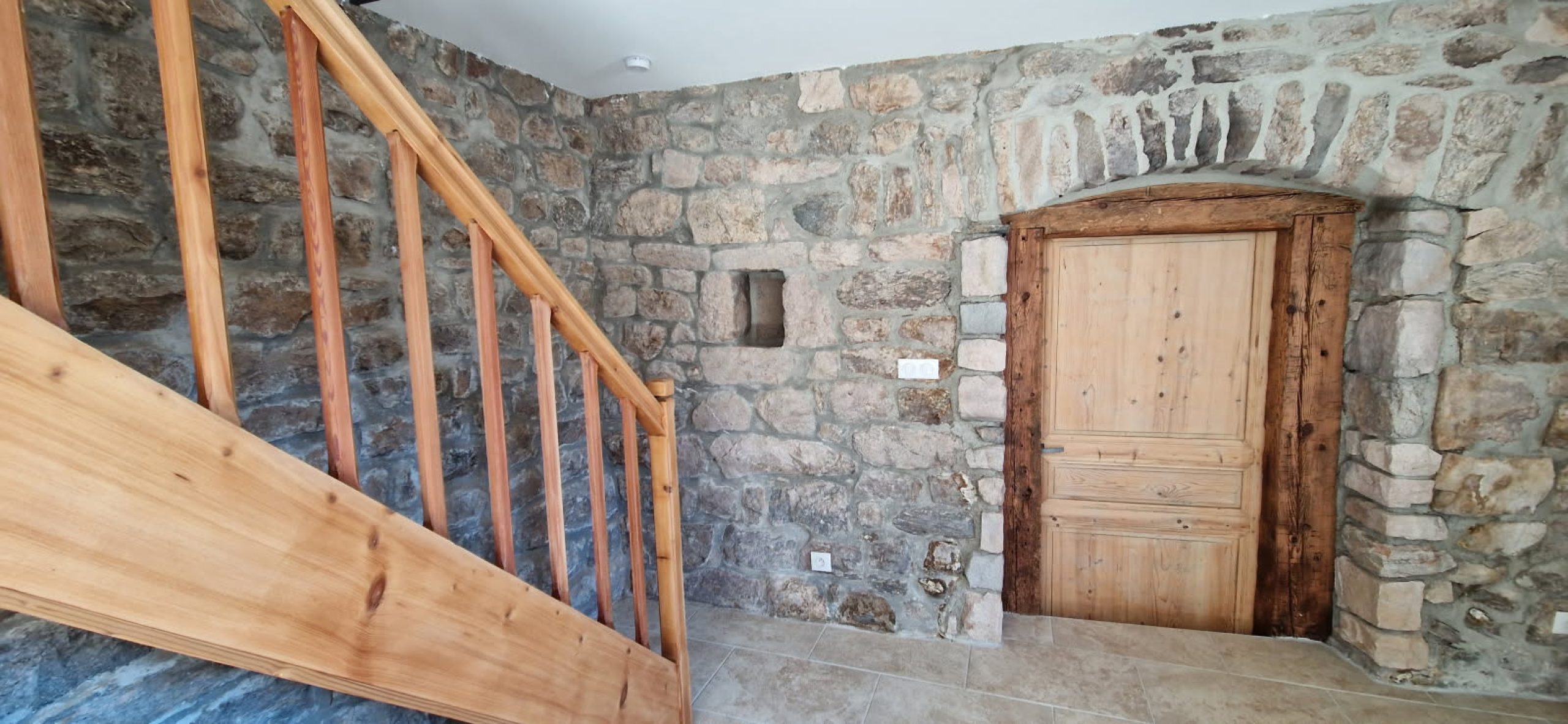 interieur-gite-de-groupe-la-chataigne-foret-du-mahun-le-buisson-07