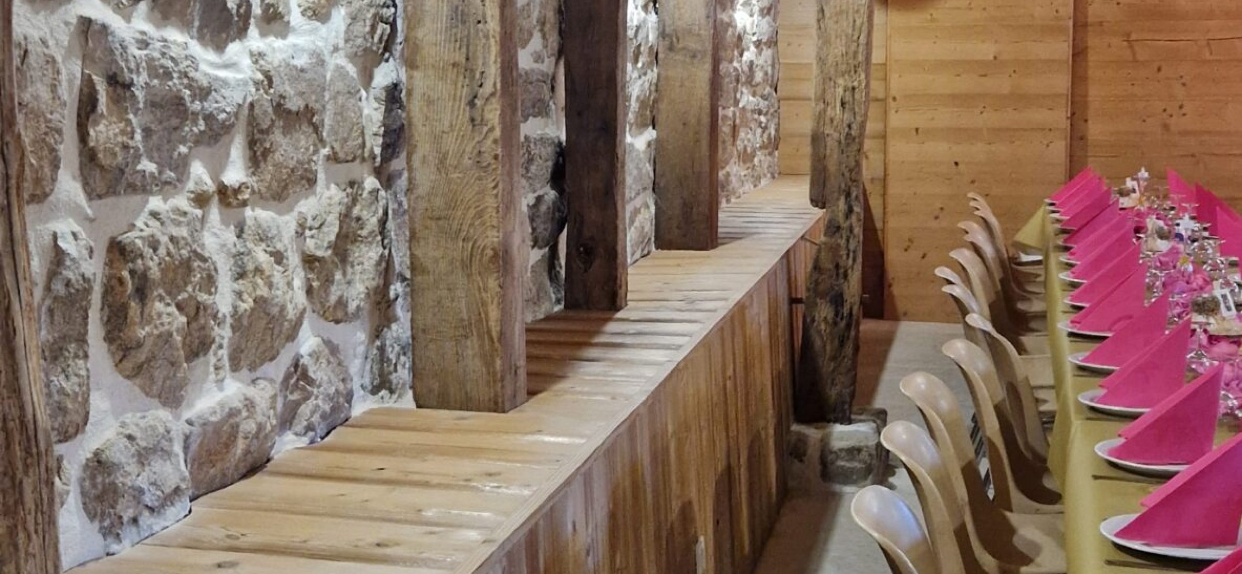 murs-en-pierre-et-boiseries-charpente-salle-reception-buissou-du-mahun
