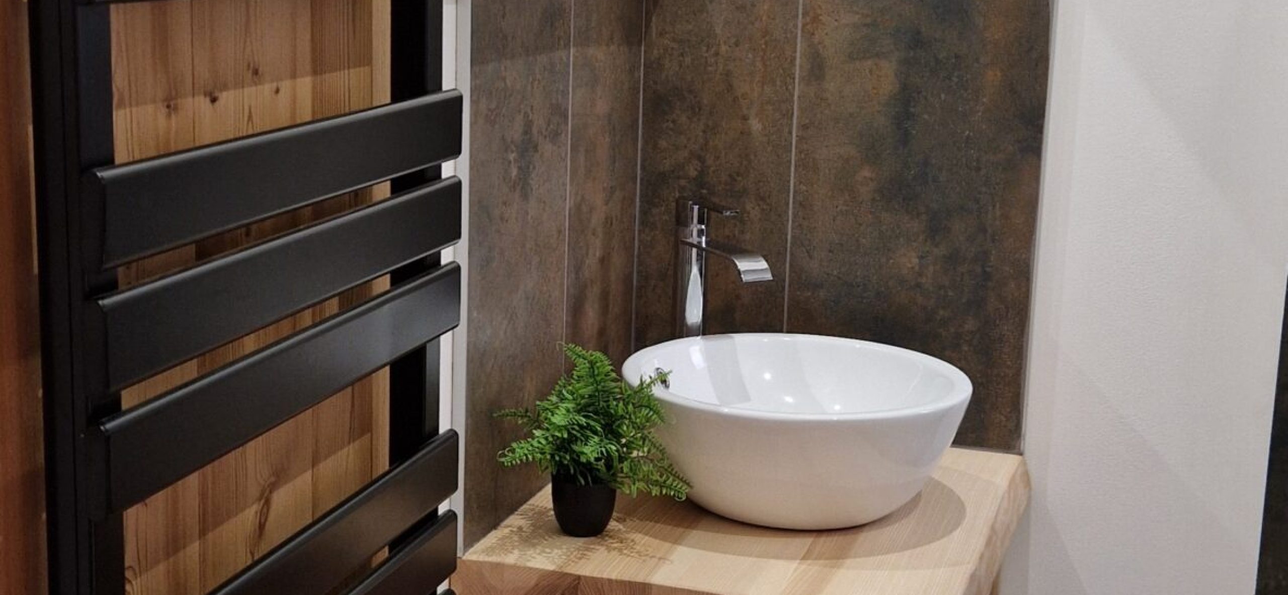 salle-de-bain-vasque-seche-serviettes-gite-le-sapin-accueil-groupes-en-ardeche-buisson-mahun-07