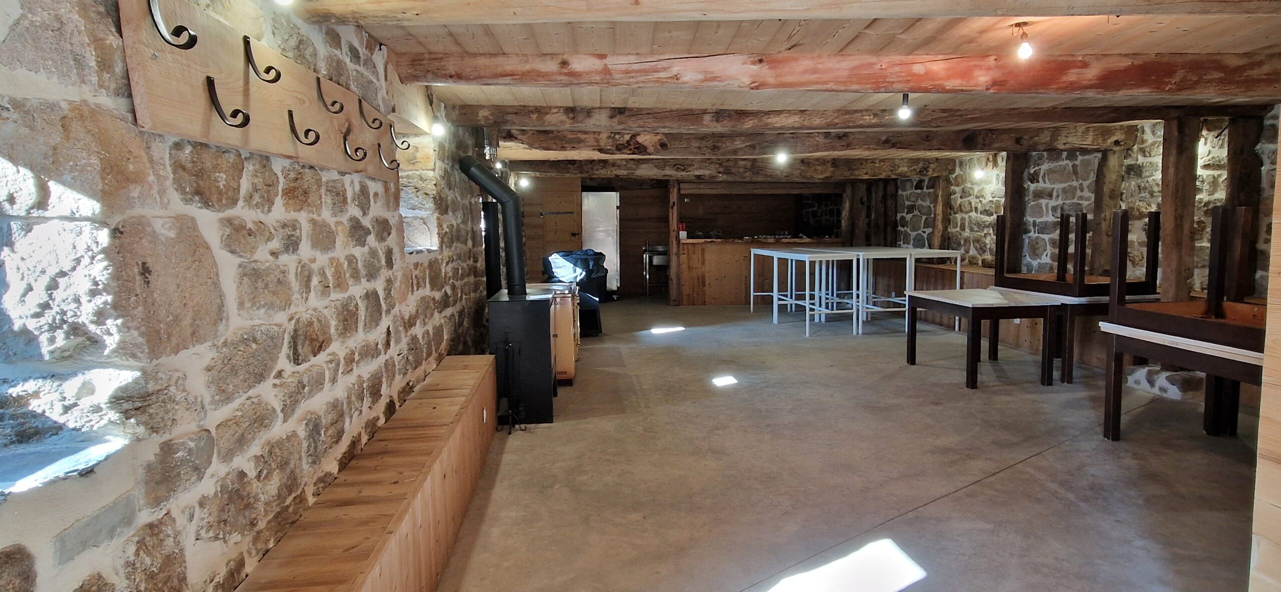 salle-de-reception-avec-bar-tables-et-chaises-gites-buissou-du-mahun-ardeche