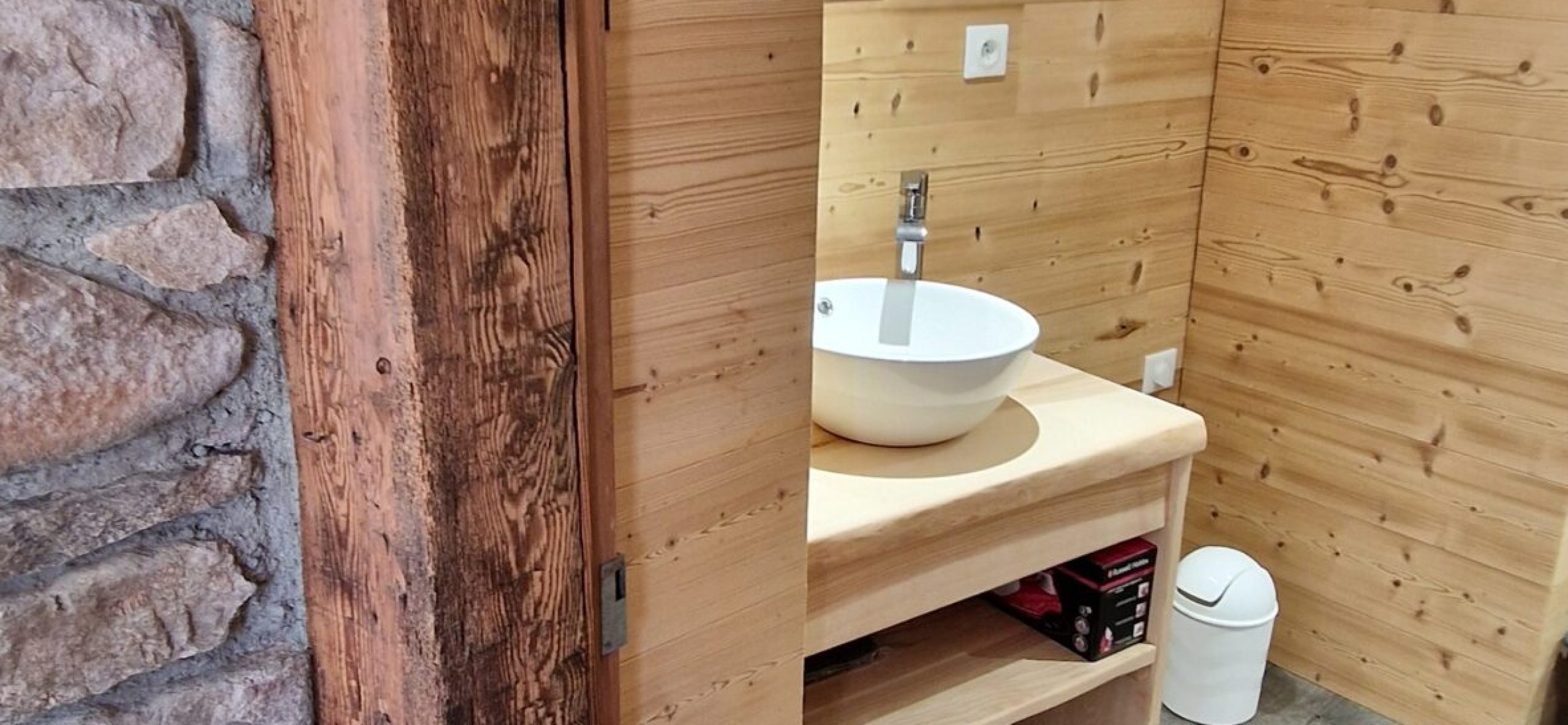 salle-eau-bain-vasque-gite-la-chataigne-ardeche
