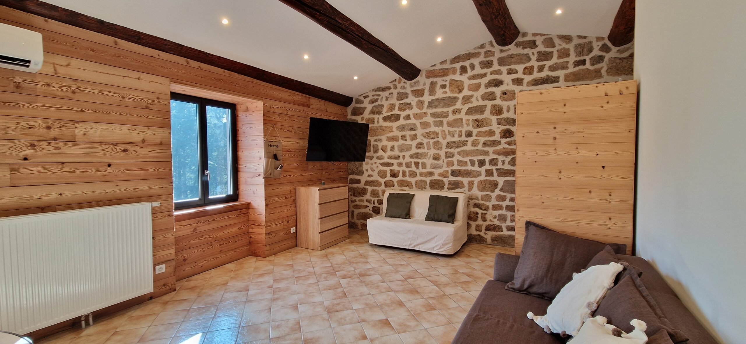 salon-coin-detente-chauffage-central-gite-le-sapin-accueil-groupes-en-ardeche-buisson-mahun-07
