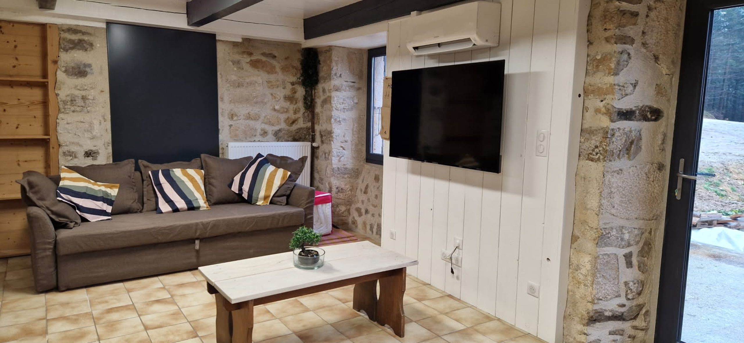 salon-et-ecran-plat-tv-canape-convertible-gite-de-groupes-a-louer-le-cepe-nord-ardeche