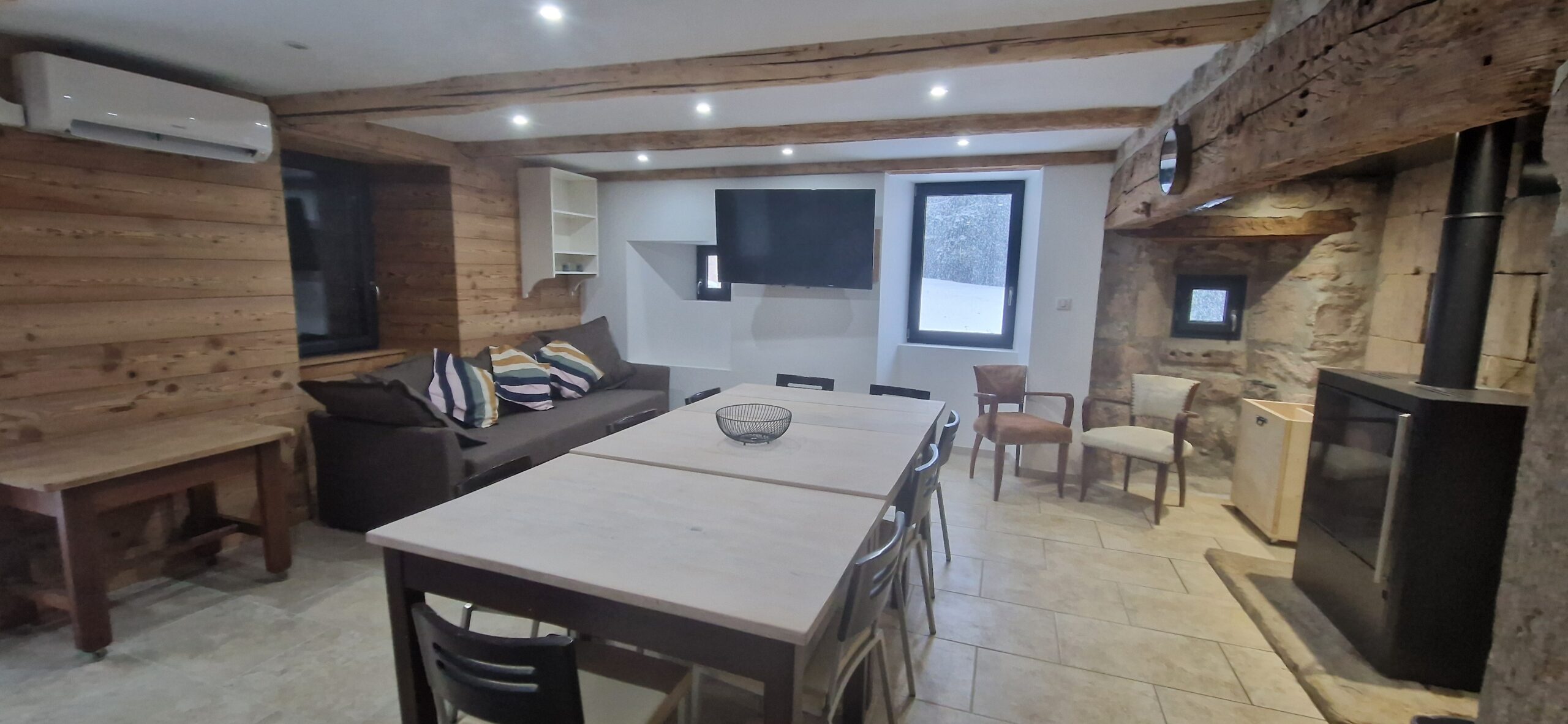 salon-salle-a-manger-poele-a-grenules-gite-le-cepe-ardeche