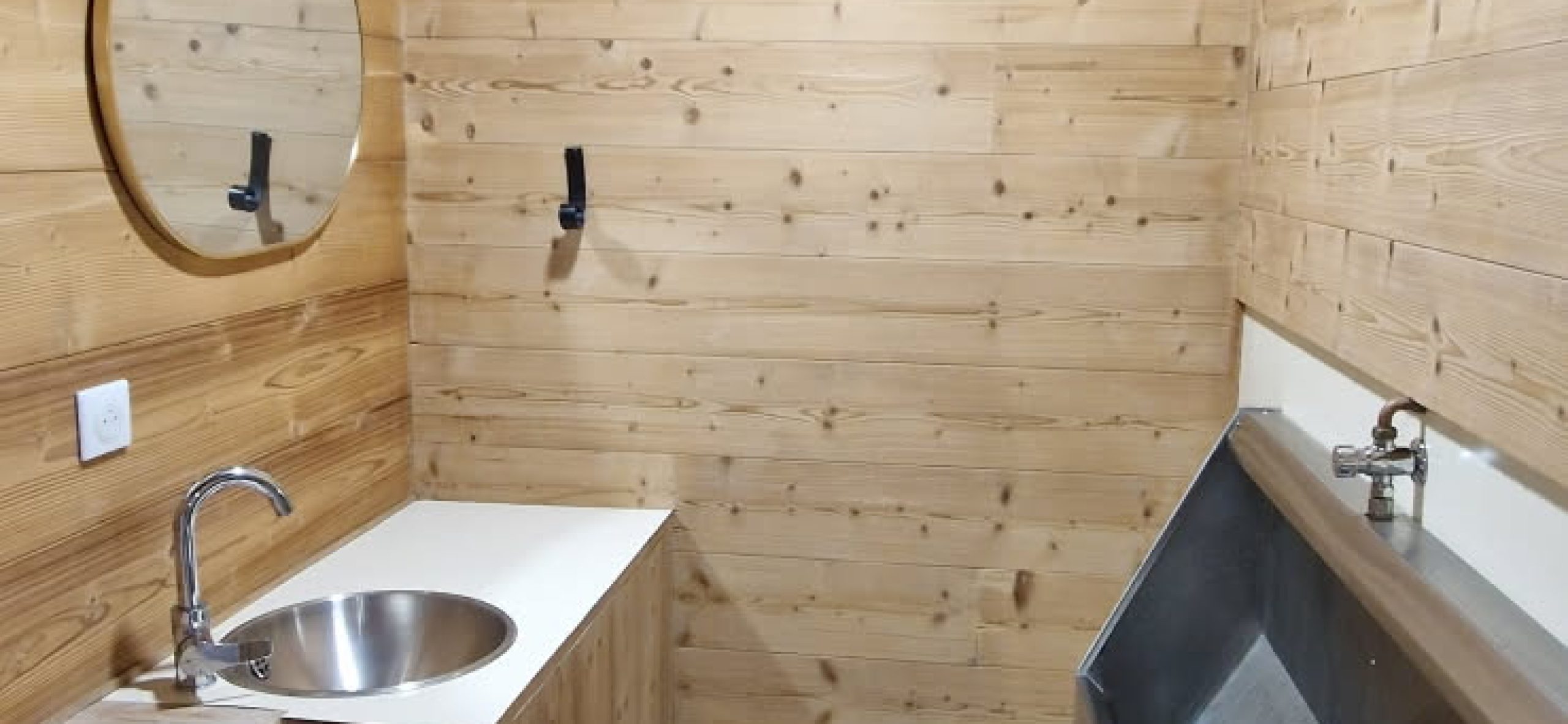 toilettes-wc-urinoire-cuisine-equipee-salle-reception-fetes-anniversaire-mariage-la-source