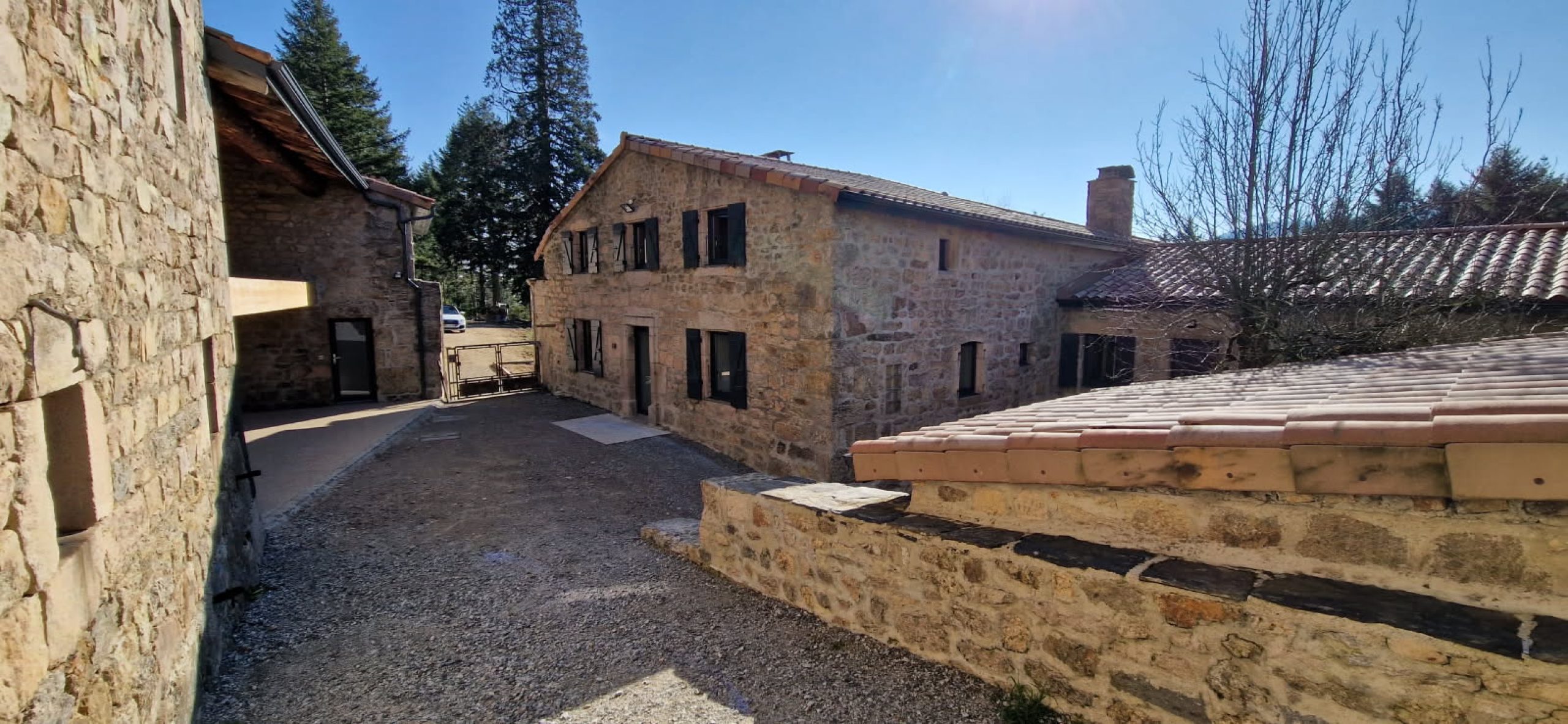 vue-cour-exterieure-domaine-et-gite-de-groupes-a-louer-le-cepe-nord-ardeche