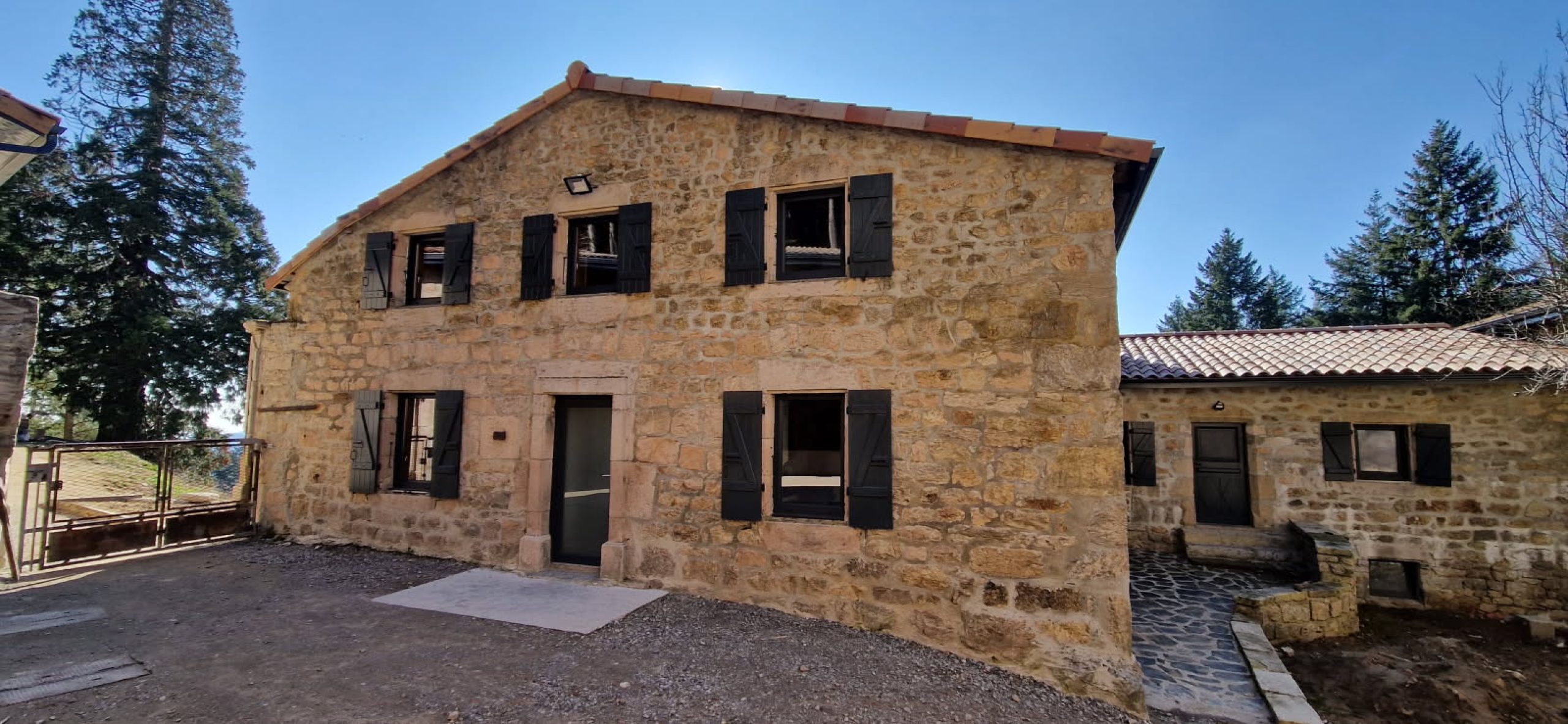 vue-exterieure-sur-gite-de-groupes-a-louer-le-cepe-nord-ardeche