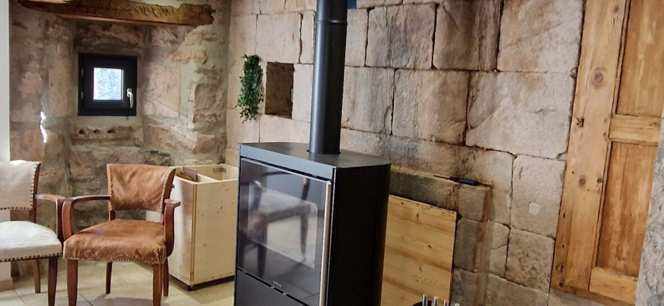 vue-interieure-gite-de-groupe-le-cepe-tout-equipe-poele-a-bois-ardeche-07854