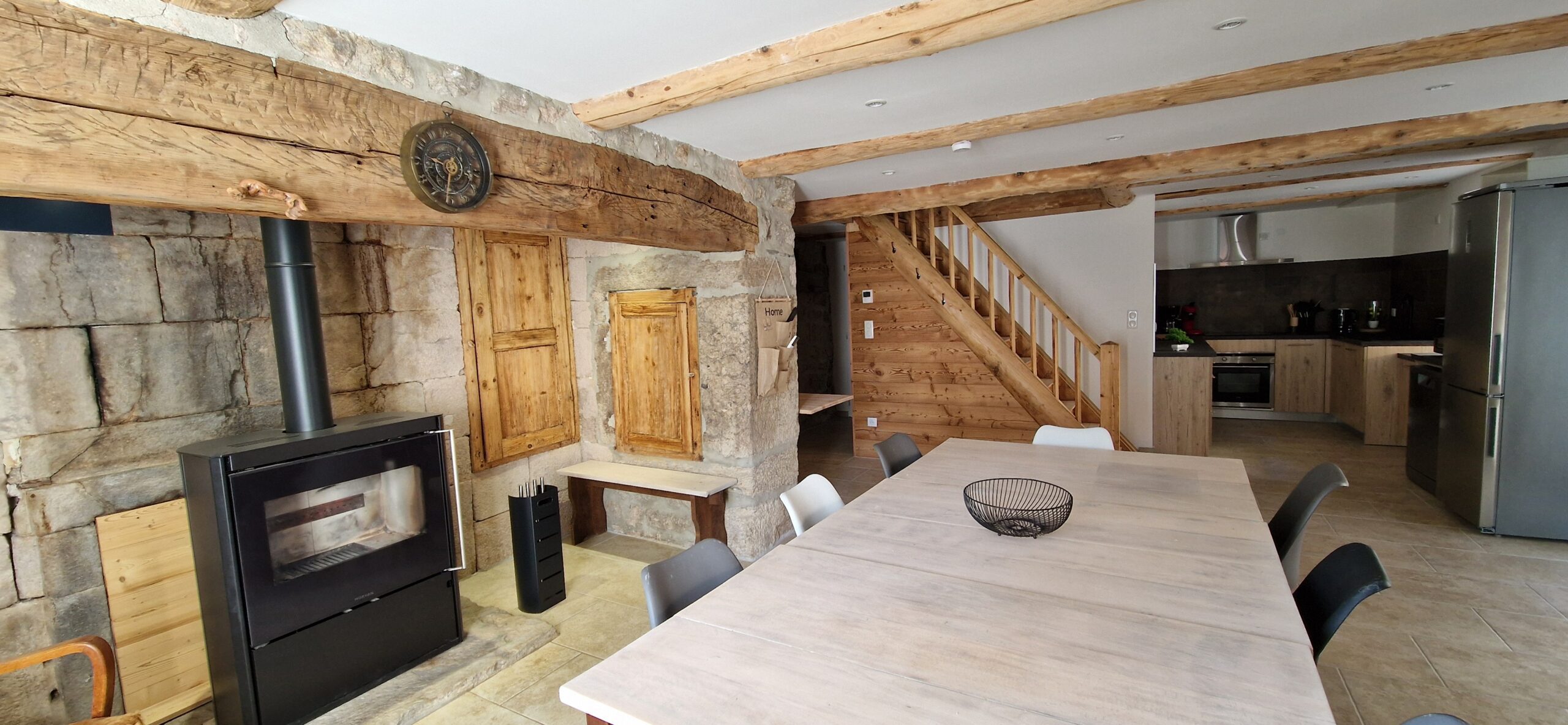 vue-interieure-gite-de-groupe-le-cepe-tout-equipe-poele-a-bois-ardeche-07942